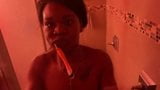 Seorang wanita kulit hitam muda di kamar mandi snapshot 7