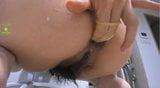 Menina asiática peluda com dois dedos na bunda e mijando snapshot 19
