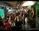 Ragazze eccitate da festa succhiano cazzi in un'orgia in club snapshot 1