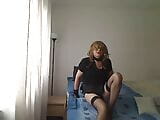 Transexual milf cachonda muestra su cuerpo y se mima con un vestido negro suave y tacones rojos snapshot 10