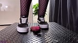 Spolubydlící drtí a pošlape vaše genitálie v černých botách na platformě - Bootjob, Shoejob, Ballbusting, CBT, Šlapání snapshot 10
