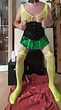 Crossdresser dziwka w żółtej kabaretce zielonej mini spódniczki i czarnego corsage otwiera swoją dziurę z dużymi zabawkami pompki do sutków, czystość snapshot 1