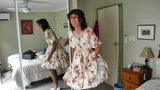 Crossdresser michelle jugando en vestido floral snapshot 2