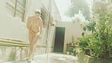Douche à poil dehors dans une scène de voyeur risquée snapshot 11