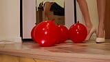 Ballons in high heels zerquetschen. Zermalmende absätze snapshot 7