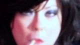 蒂娜吸烟和操玻璃假阳具 - 胖美女恋物癖香烟 snapshot 4