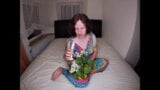 Calda moglie ha trovato un dildo in un bouquet di fiori snapshot 3