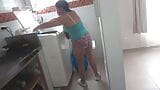 Geile slet stiefzus met gigantische cameltoe pronkt met haar enorme cameltoe in de keuken. snapshot 6