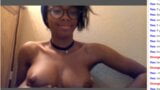 Schwarzes Schätzchen zeigt Titten vor der Webcam snapshot 2