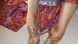 Les petits pieds magnifiques de Selena en talons posant et adorent snapshot 4