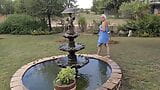 Loira gostosa tomando banho na floresta em um resort de nudismo snapshot 1