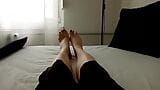 Une MILF trans exhibe ses belles jambes et ses pieds lisses avec des orteils peints en rouge snapshot 1