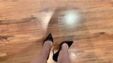 Mis pies desnudos y mi Louboutin snapshot 3