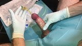 Primeira inserção dolorosa de cateter no buraco do xixi - gozada snapshot 15