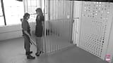 Una guardia lesbica e una prigioniera con i tacchi alti si sono impegnati nella cella snapshot 1