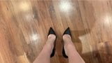 Mis pies desnudos y mi Louboutin snapshot 1