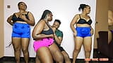 तीन रसदार अफ्रीकी लड़कियां एक ही लंड को हिलाती और चोदती हैं। snapshot 8