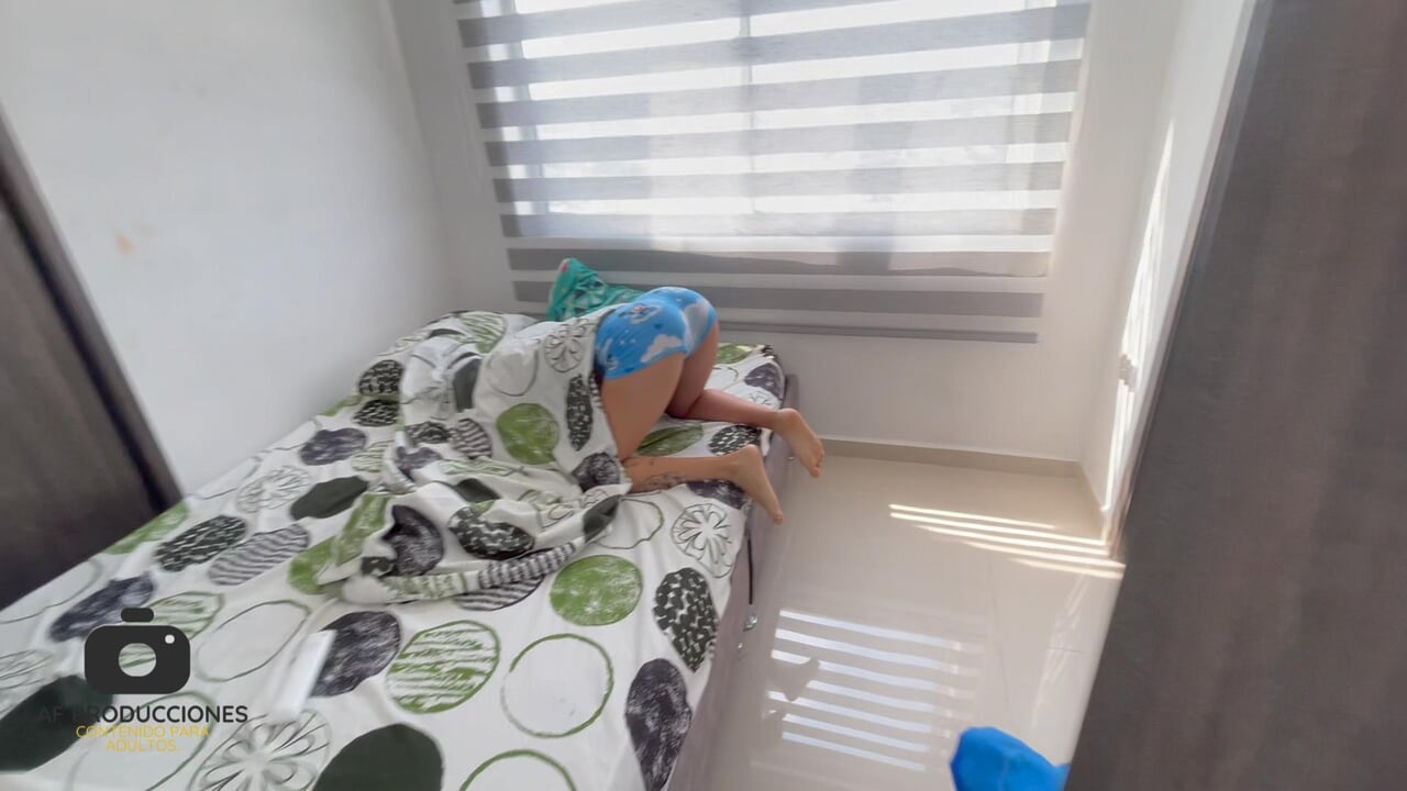我漂亮的拉丁继妹欺骗我,冒充我的女朋友,这样我就可以让她富有,进入她体内。