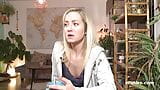 Ersties - hete solo babe speelt met haar geschoren poesje snapshot 17