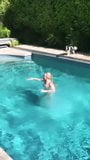 Lindsey vonn穿着闪闪发光的比基尼在游泳池里跳跃 snapshot 4