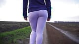 Teen asiatin geht im freien in engen leggings, arschfetisch snapshot 1