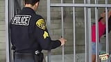 Тюремна повія Кензі Пірс відмовляється від дупи, щоб поліцейський з'їв його сперму snapshot 5