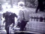 युवा लड़की दो पुरुषों के साथ झूलती है (1960 के दशक की विंटेज) snapshot 3