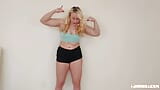 Ragazza muscolosa con enormi bicipiti e quad, flettendo il muscolo, culturista femminile snapshot 2