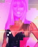 Heidi Klum close-up em seu grande decote em roupa preta snapshot 4