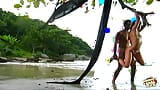 Bonita morena prepara un lugar romántico para tener sexo anal caliente en la playa snapshot 15