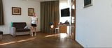 Natasha camina con tacones blancos en pantalla ancha snapshot 3