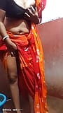 Casalinga indiana che fa la doccia in bagno snapshot 5