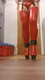 Chodź w nogach z mankietami, mając na sobie czerwone lateksowe pończochy i szpilki snapshot 7