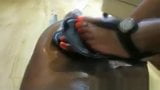 Ebony footjobs-shay trabajando con el pie en sandalias snapshot 12