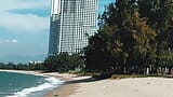 Adolescente chica en playa nudista salvaje se masturba, chupa polla, muestra las piernas en público al aire libre, mamada snapshot 1