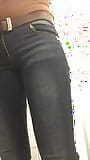 Chica delgada meando en primer plano en un baño público Porno ruso meando. Meando de pie peludo coño snapshot 1