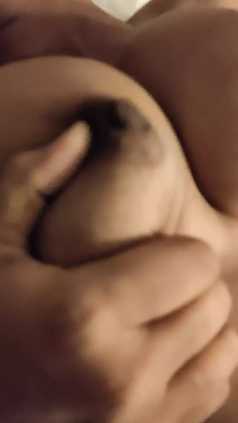 Vere ragazze indiane si masturbano. In estate belle tette vengono accarezzate duramente e in estate hanno le loro fighe diteggiate