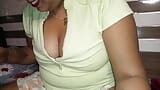 Kajal, fille sexy, montre ses seins pendant des mots cochons. snapshot 6