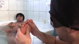 Ebenholz-Herrin bestellt Fußmassage im Bad snapshot 4