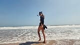 Chica adolescente metiendo los dedos en el coño afeitado en la playa nudista a la orilla del mar, en público al aire libre, mastirbación en snapshot 5
