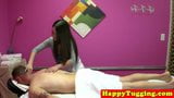 Asiatische Masseuse zieht und fickt Kunden snapshot 2