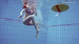 Liza Bubarek schat in het zwembad snapshot 6