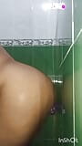 Jugando con mi dildo en el baño snapshot 4