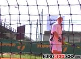 Des jeunes européens baisent brutalement après leur match de tennis snapshot 1