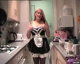 Französisches Zimmermädchen-Kostümspiel für den britischen Pornostar kaz b snapshot 16