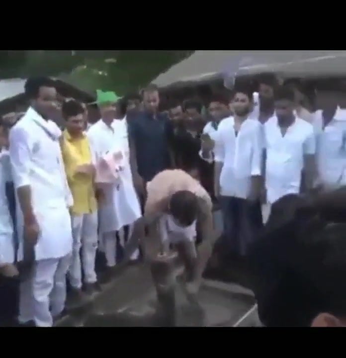 नग्न पुरुषों स्नान