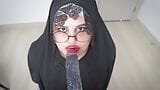 La vera matrigna araba musulmana in hijab niqab si masturba la figa bagnata con un grosso dildo. snapshot 2