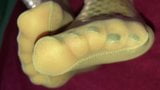 Nylon-Footjob, goldene Strumpfhosen, Strumpfhosen necken, großes Abspritzen snapshot 3