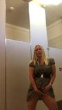 Milf exibitionist stiefmoeder fapt in de openbare badkamer snapshot 2