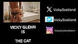 Eerbetoon aan de dildo. Vicky Glenn is de kat en verleidt een dildo en neukt hem sensueel - volledige video snapshot 2